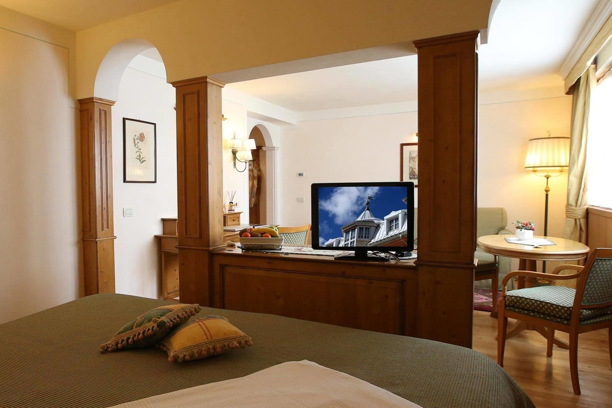 Alpen Suite Hotel Мадона ди Кампильо Екстериор снимка